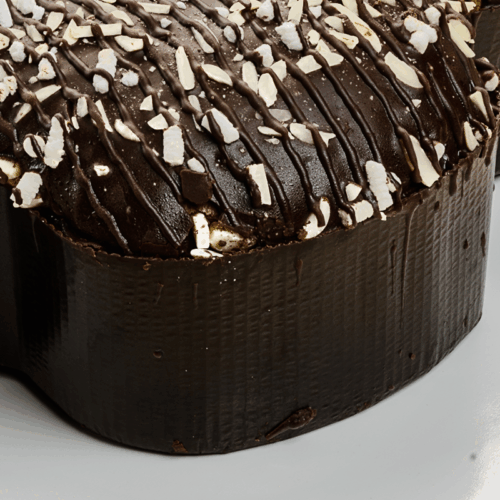 Dettaglio colomba artigianale con cioccolato fondente